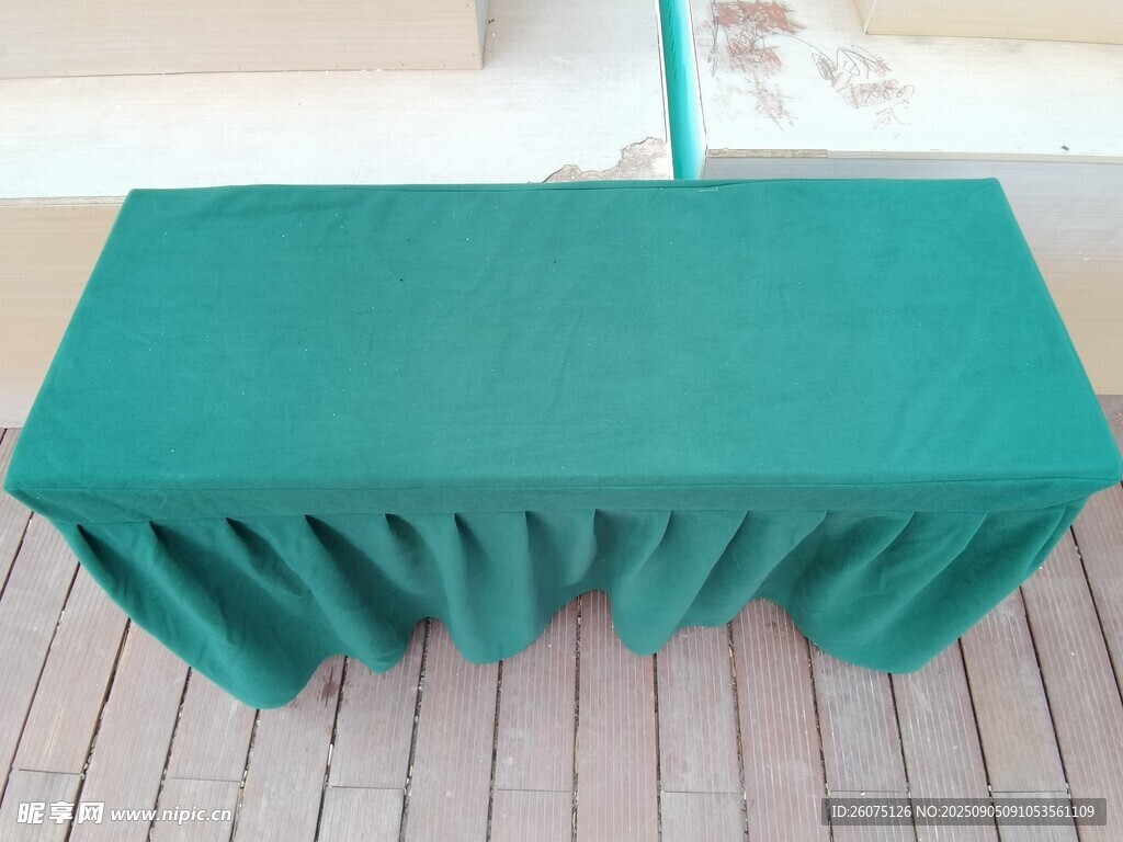 綠色桌布覆蓋的桌子