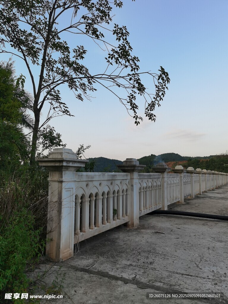 黃昏下的河畔護(hù)欄景觀