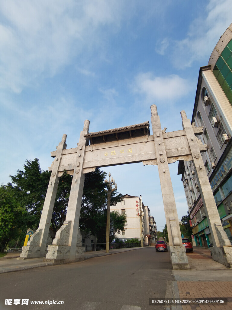 中式石牌坊立于街道旁