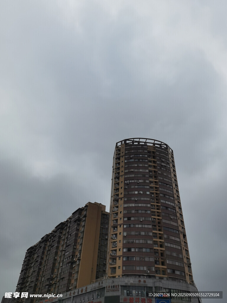 高樓矗立在陰沉天空下