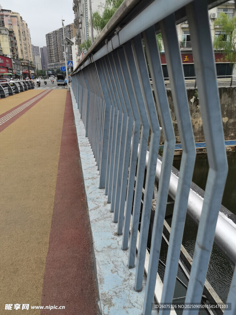 城市道路旁的金屬護(hù)欄