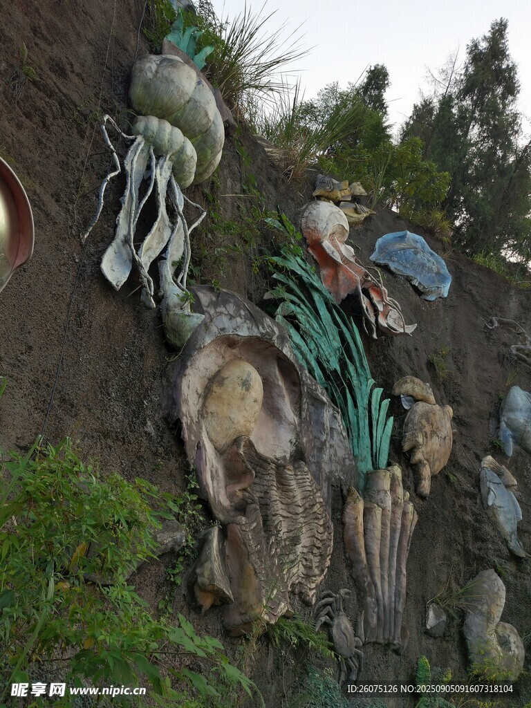 巖石上的多彩海洋生物雕塑