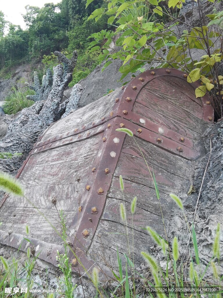古老寶箱雕塑藤蔓纏繞的遺跡