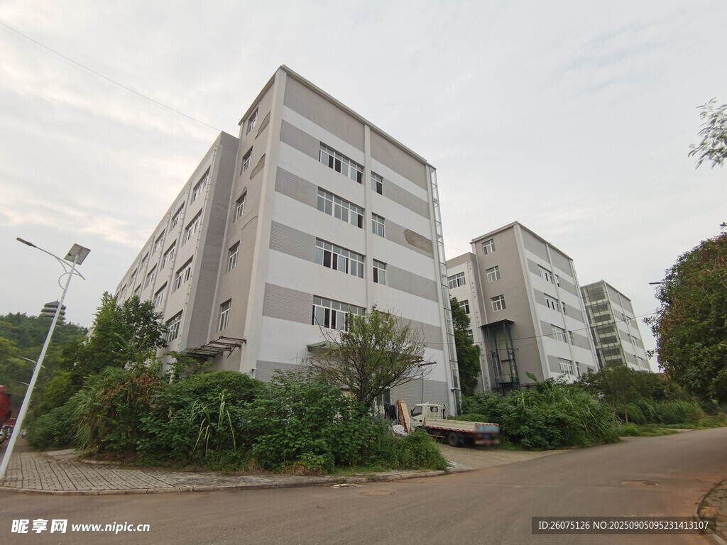 現(xiàn)代多層辦公樓景觀