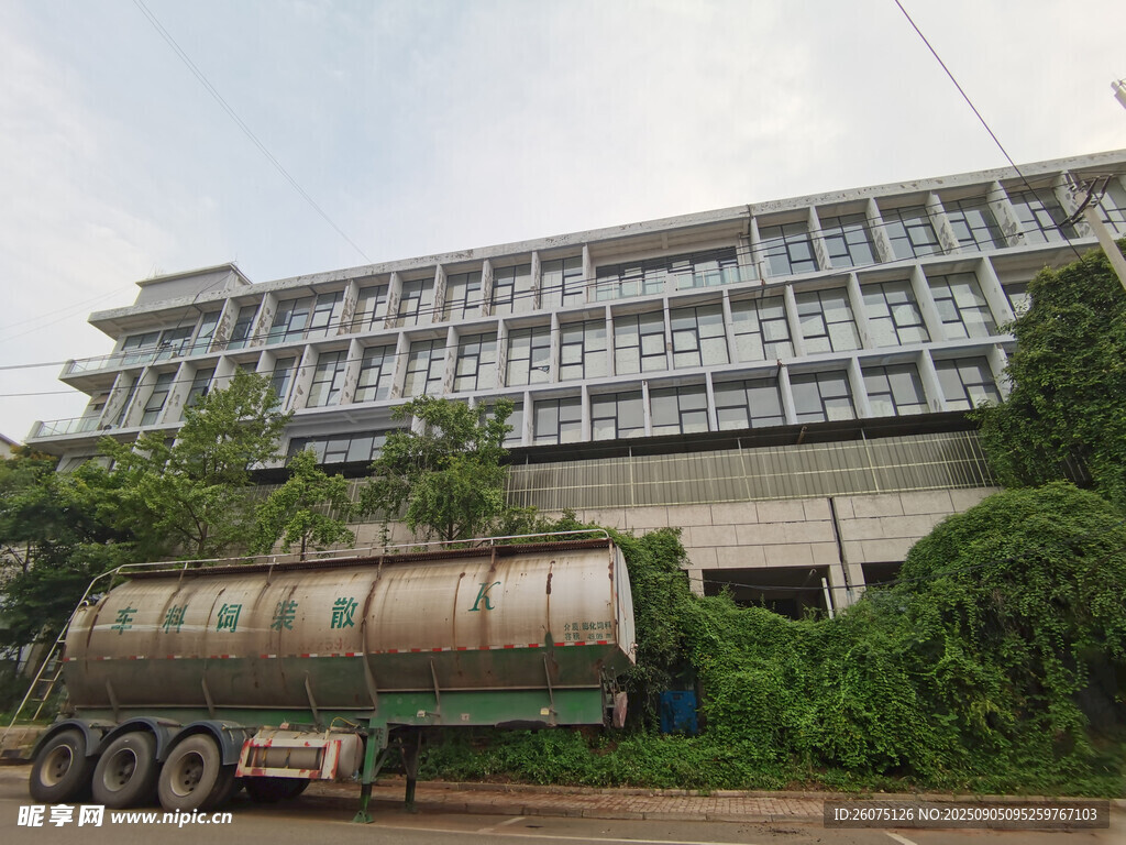 大樓旁的油罐車