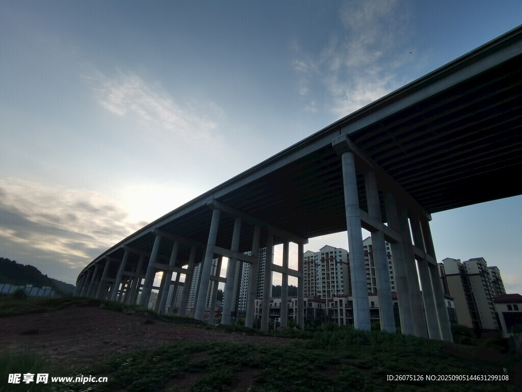 夕陽下的高架橋