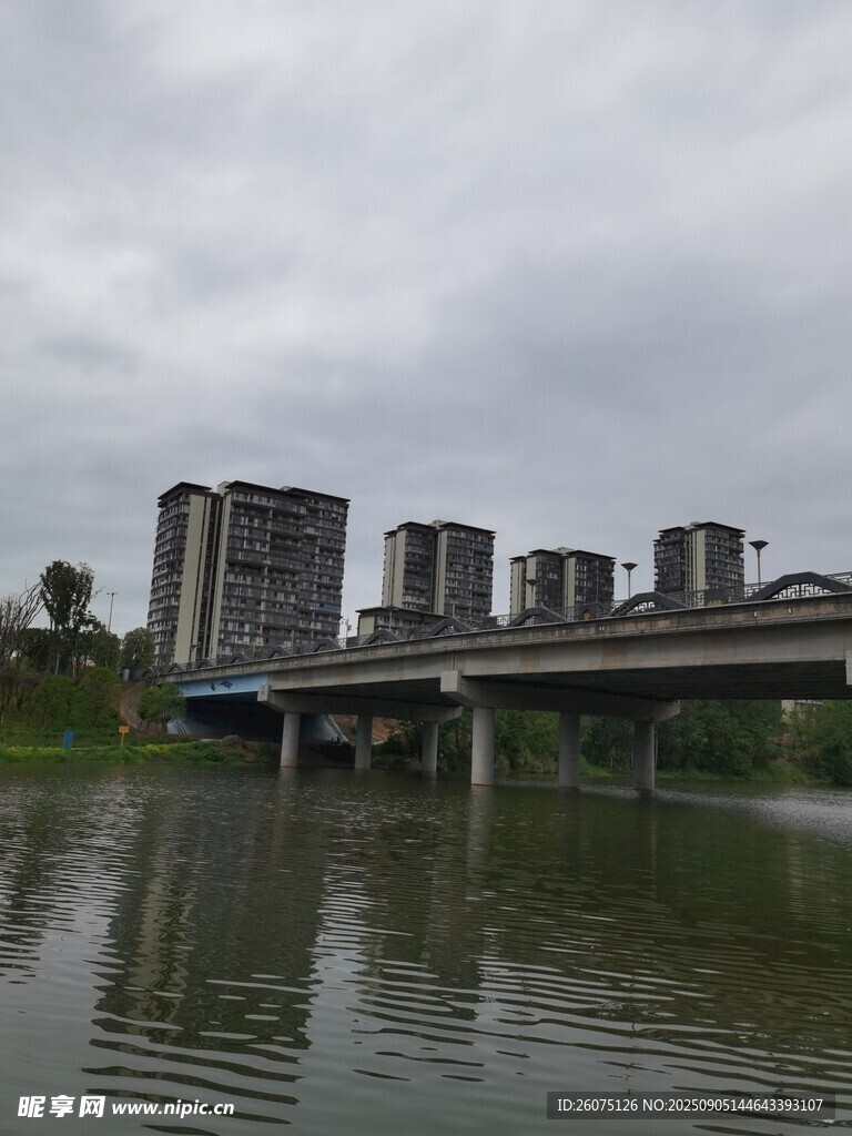 河畔橋梁與林立高樓景觀
