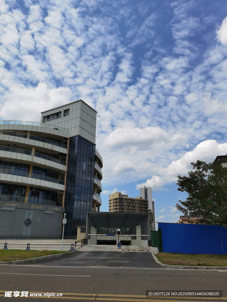 晴朗天空里的現(xiàn)代風(fēng)格建筑外觀