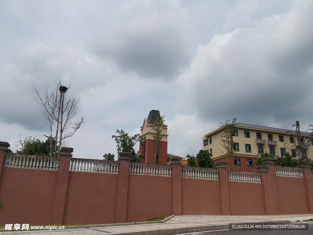 紅磚圍墻后的建筑景觀