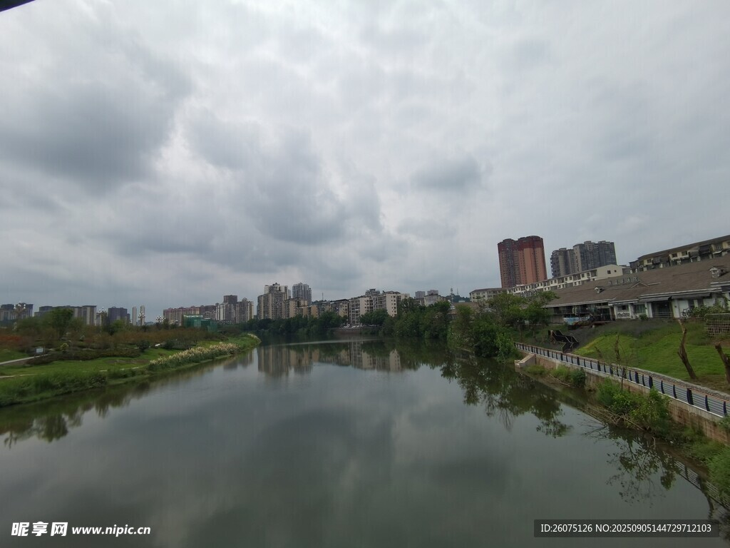 寬廣水域河畔陰云下景致