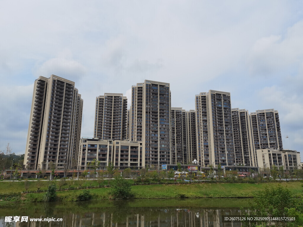 河畔對岸高樓群景觀