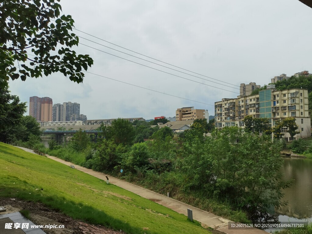 河畔綠意城市景觀