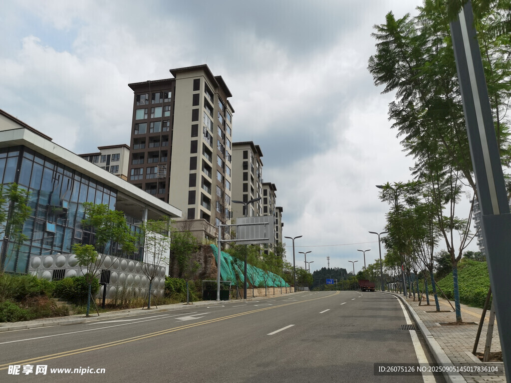 城市道路旁的現(xiàn)代建筑景觀