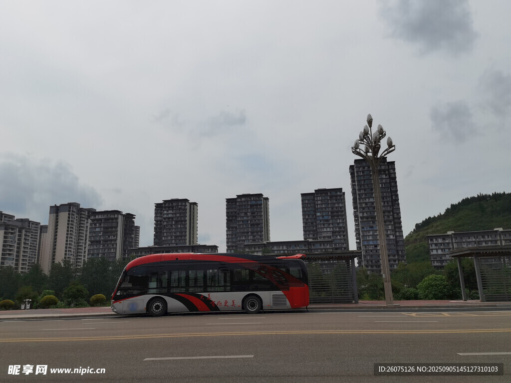 城市街道上的紅色公交車