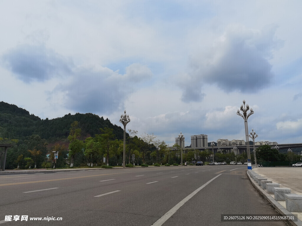 寬闊公路旁的秀麗風(fēng)景