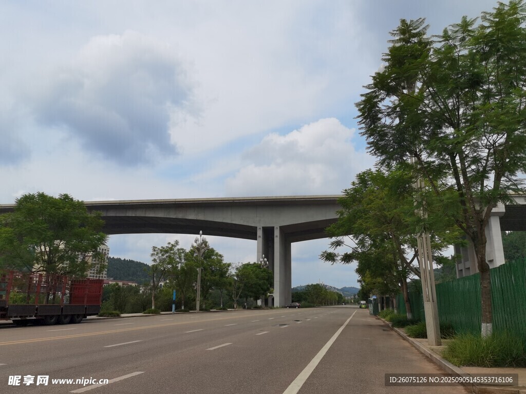 公路上的高架橋景觀