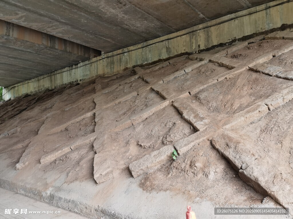 水泥結構橋梁與防滑土坡