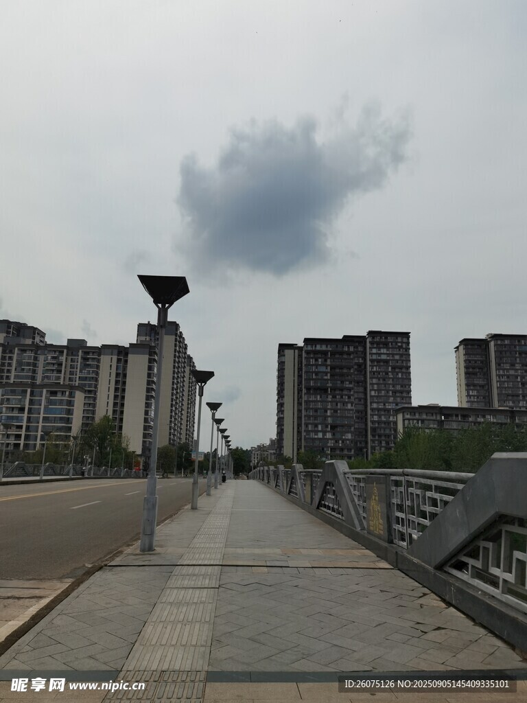 城市河畔步道陰云籠罩