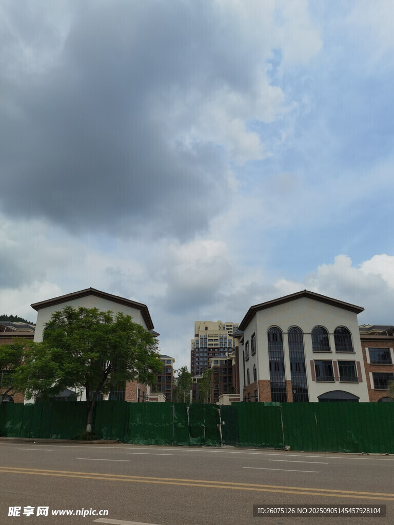 城市街道旁的精致住宅