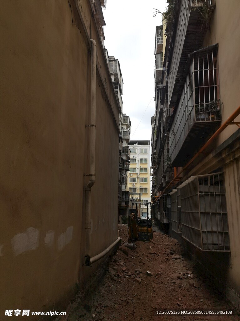 狹窄老舊小巷景象