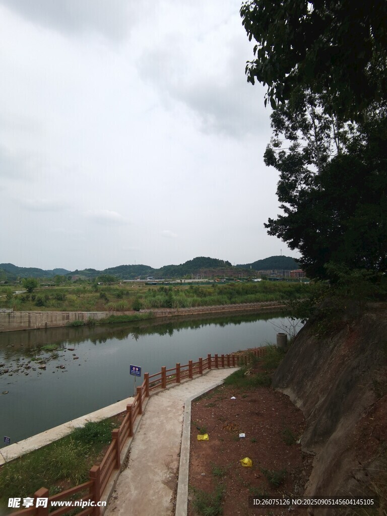 河畔小徑風光