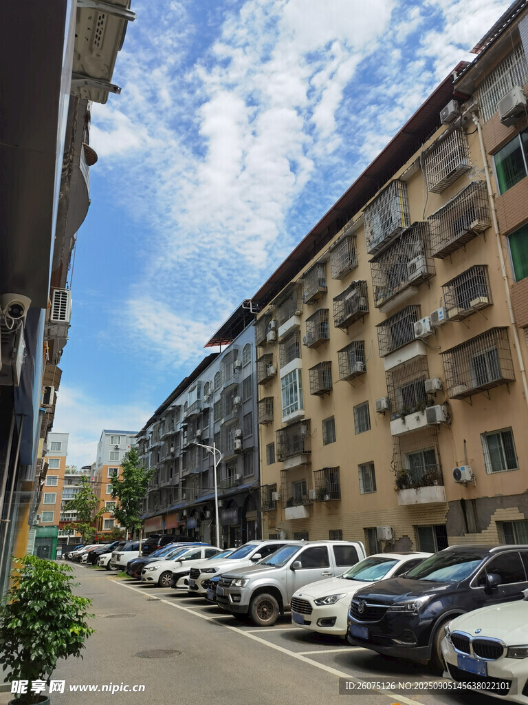 居民樓旁的停車街道
