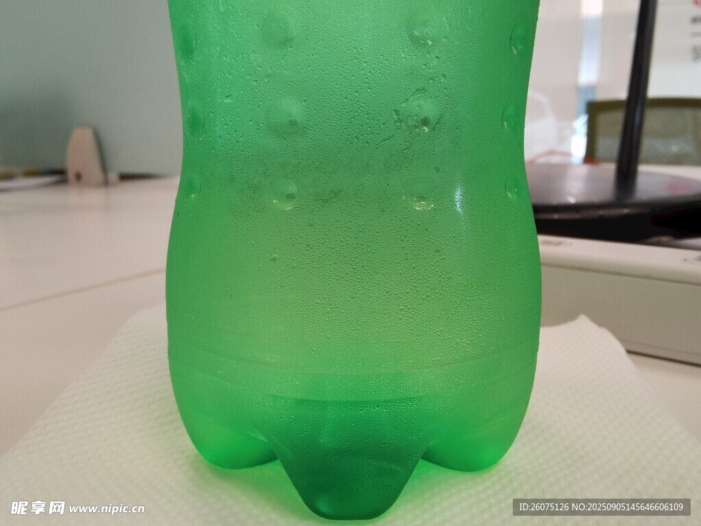綠色塑料瓶底部特寫