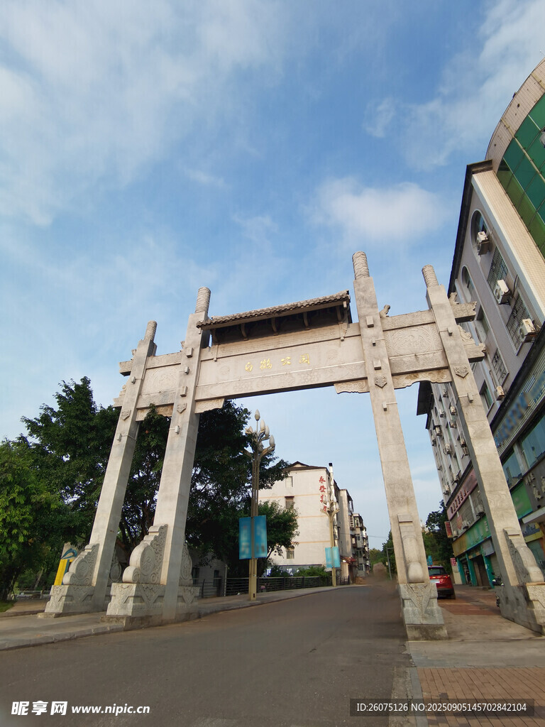 古典石牌坊屹立于街道