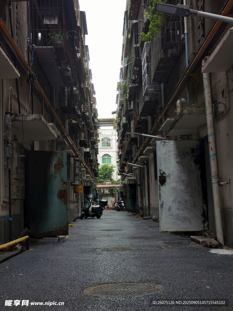 老舊狹窄的城市小巷