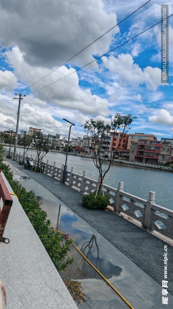 藍(lán)天白云與海濱步道風(fēng)景