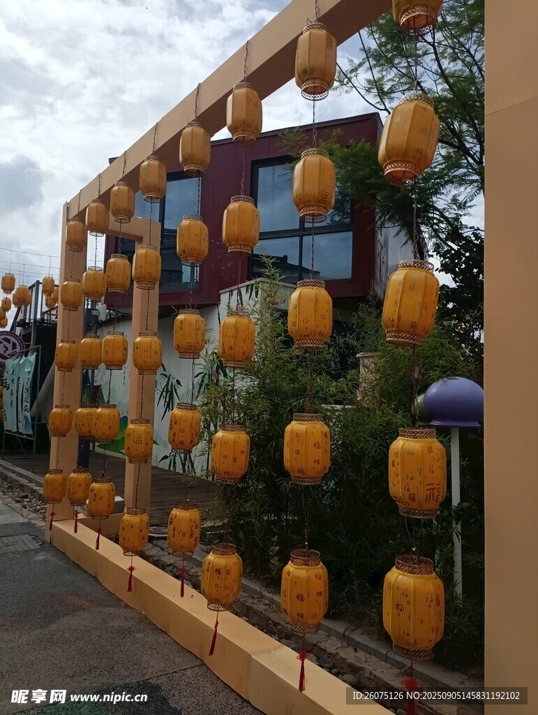 黃色燈籠架藝術(shù)裝置展示