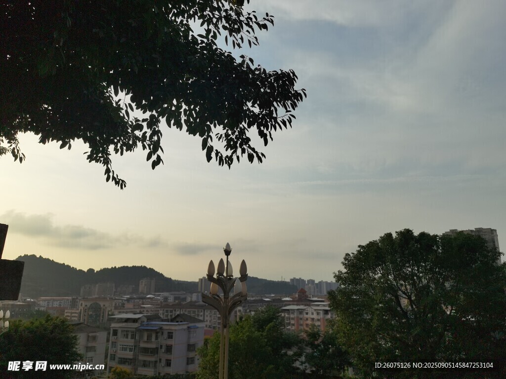 高處遠(yuǎn)眺城市與綠植景觀
