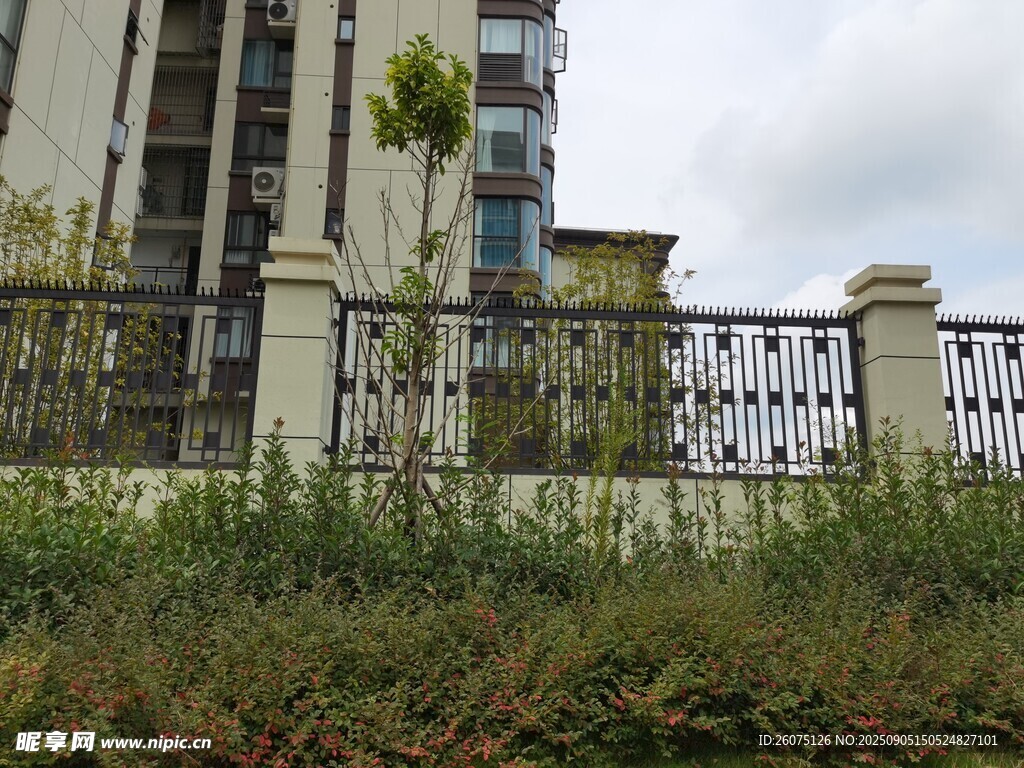 小區(qū)鐵藝圍欄與綠植景觀