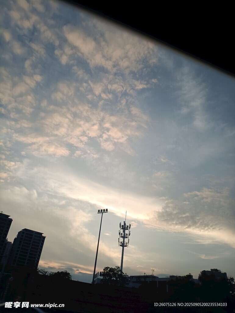 黃昏下城市與天空的景致