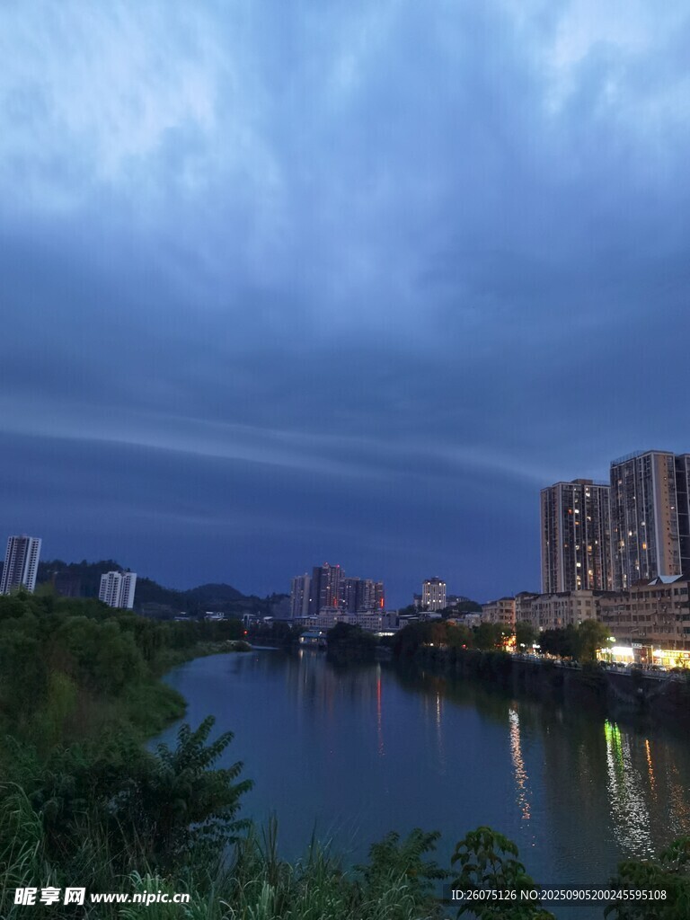 城市河畔暮色景觀