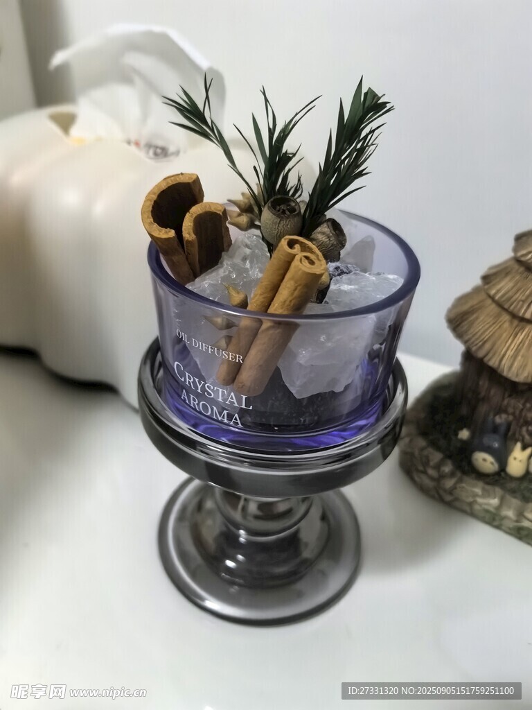 紫色杯裝飲品配香料裝飾