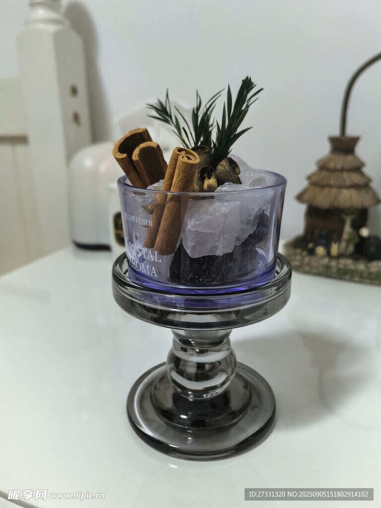 紫色燭臺(tái)配肉桂裝飾擺件
