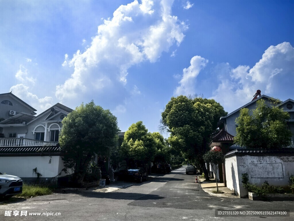 寧?kù)o街道旁的住宅風(fēng)景