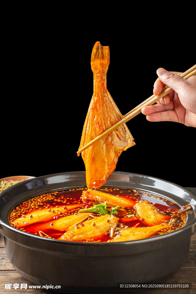 筷子夾起火鍋食材瞬間