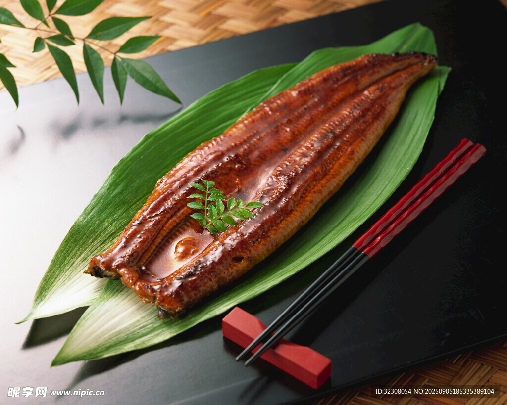 日式烤鰻魚(yú)配綠葉與筷子