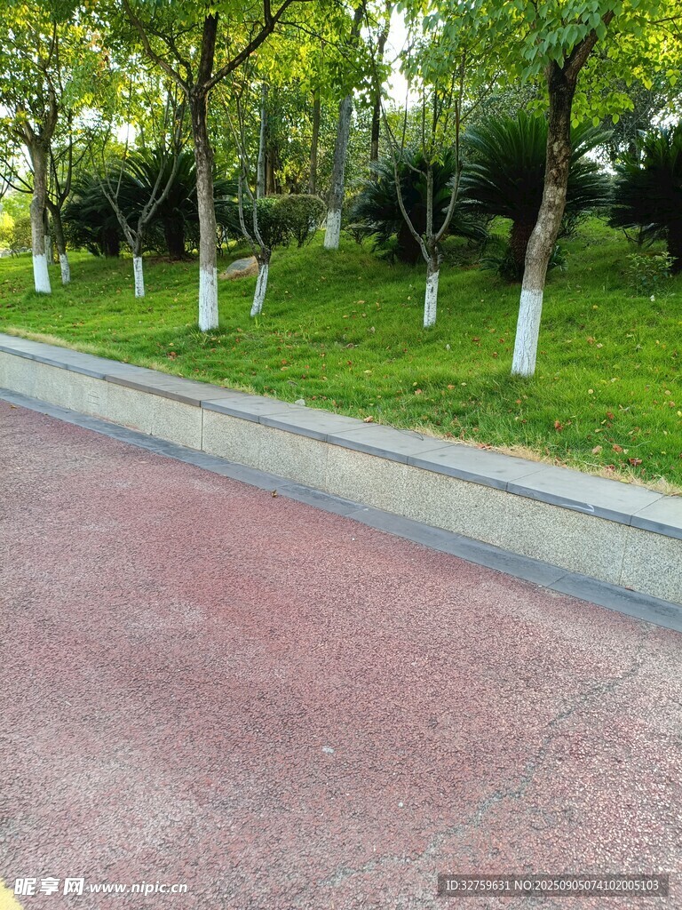 城市中的彩色步道景觀