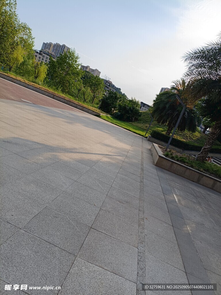 公園中的寬敞平坦步道