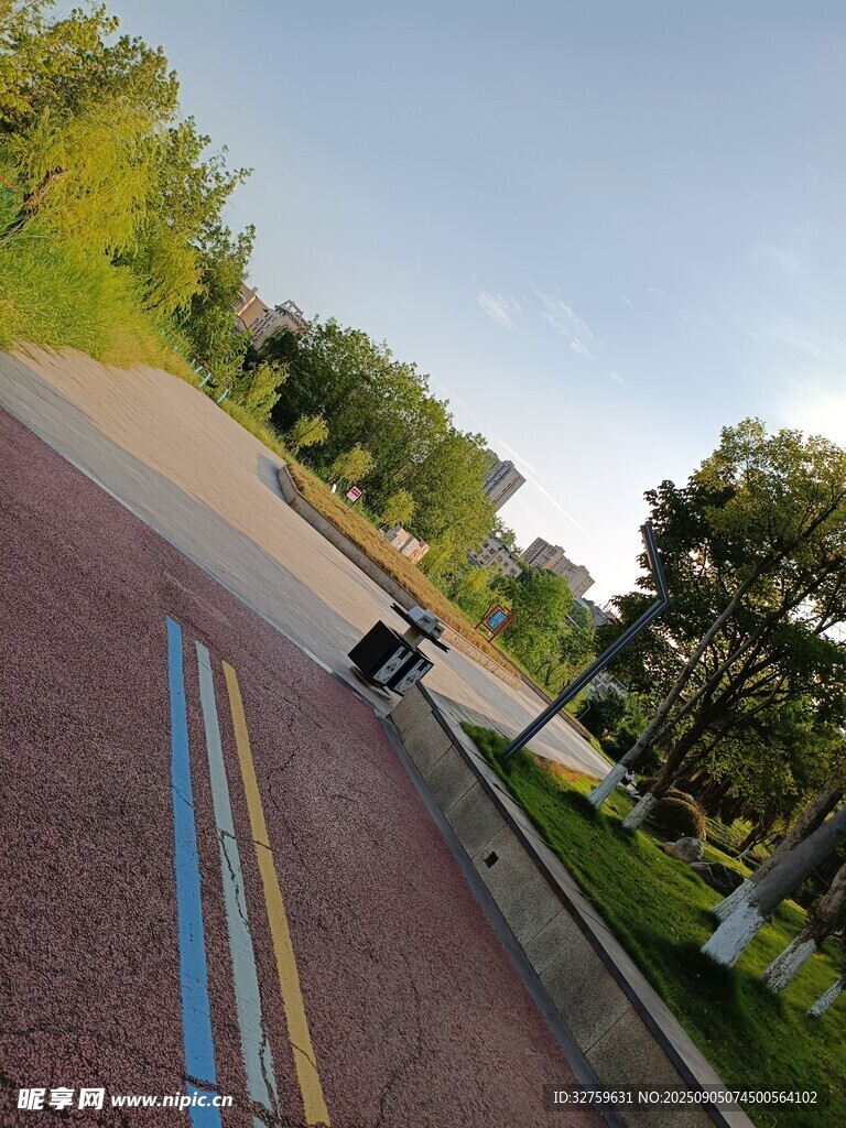 彩色步道上的騎行者