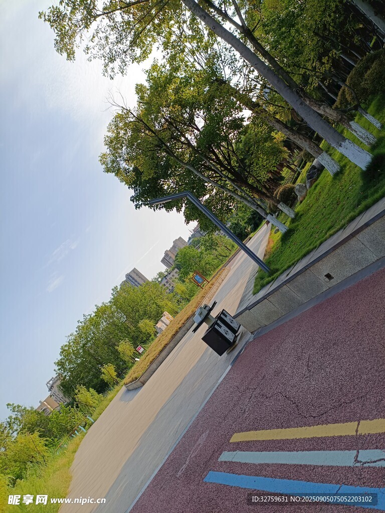 彩色步道上的騎行場(chǎng)景