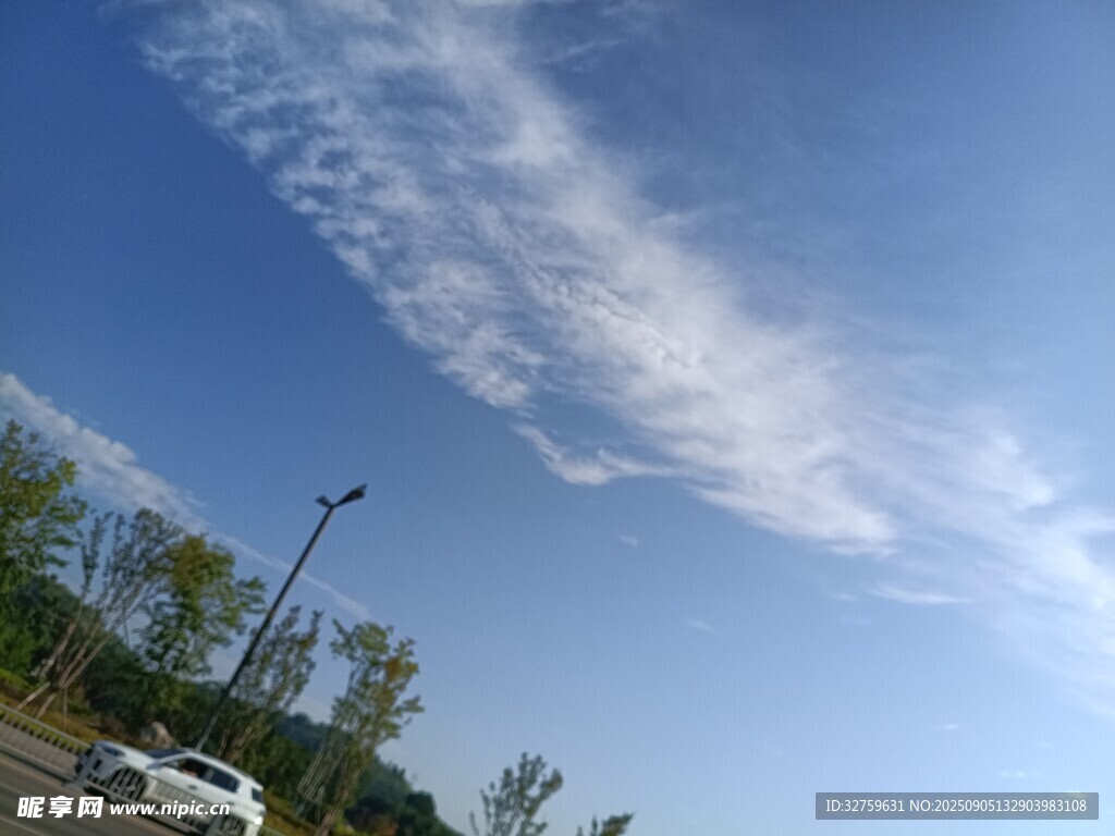 晴朗天空下的戶外景象