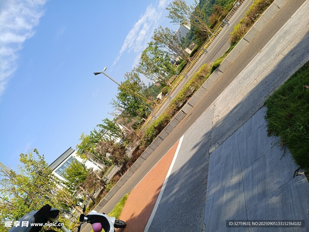 騎行于城市中的多彩道路