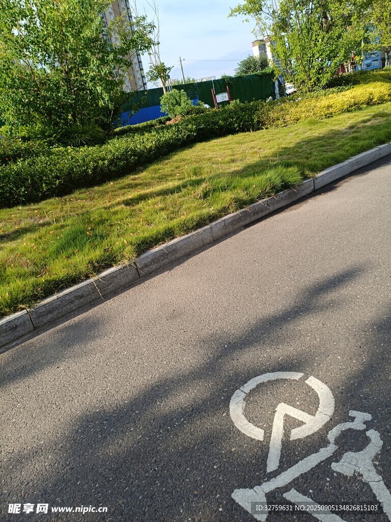 城市道路旁的自行車(chē)專(zhuān)用道