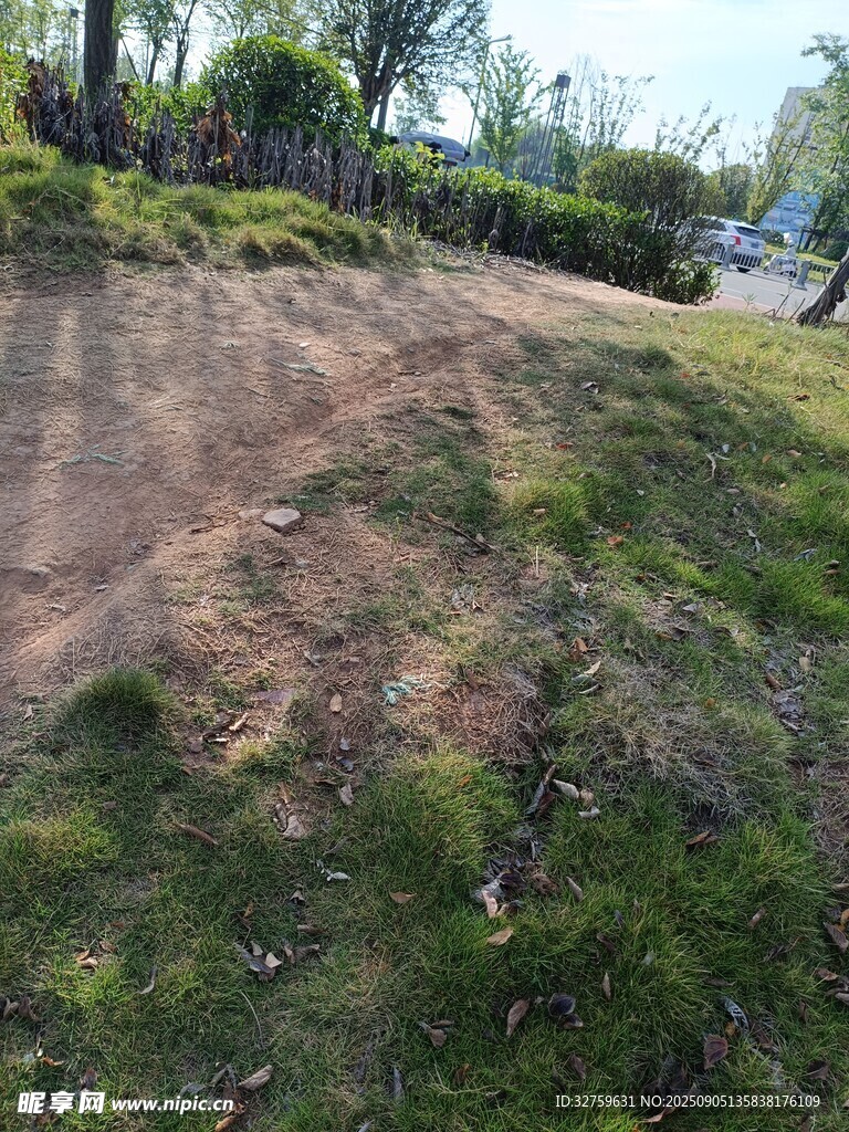 戶外草地旁的開(kāi)闊土路