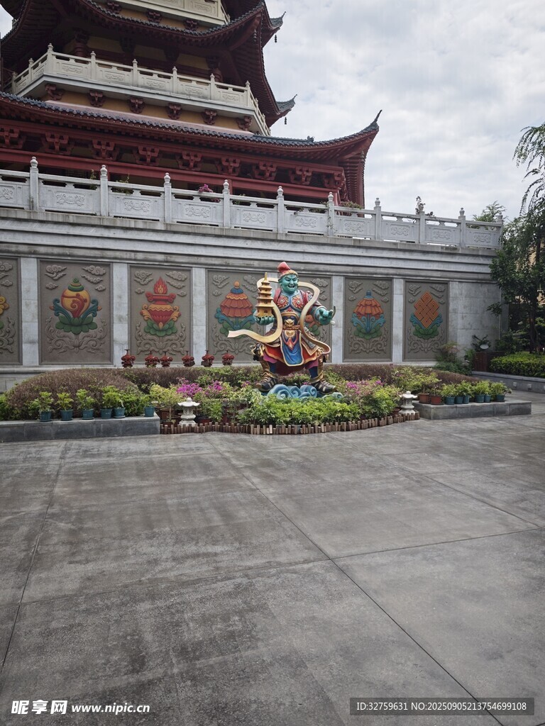 中式古建筑前的多彩景觀