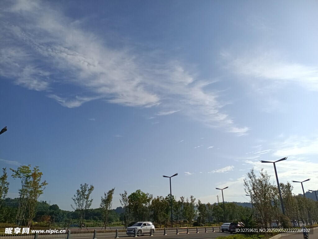 晴朗戶外道路風(fēng)景圖